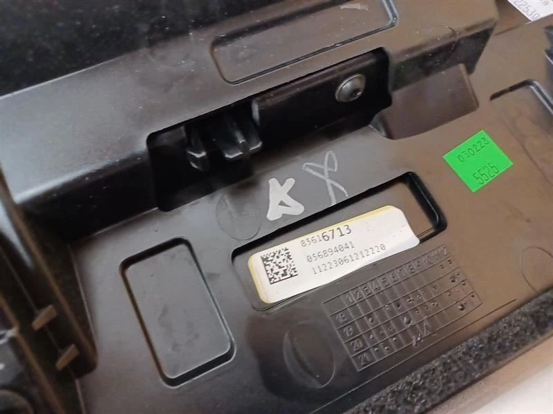 Alerón trasero plateado 85616713 con luces para 2024 Silverado 2500 sin cámara 2877782 Foto 2 de 4