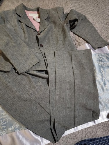 Gray Womens 2 Piece Pant Suit Size 6 Petite With Sylish Waist Coat