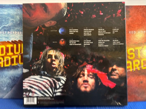 RED HOT CHILI STADIUM BOX 4LP 2007 COMPLETE. ORIGINAL EUROPE LP NEAR MINT - Picture 2 of 3