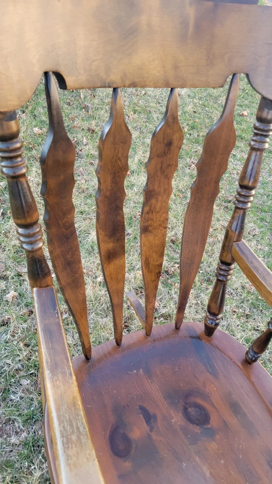 Mecedora de madera maciza vintage Nichols & Stone Windsor con respaldo arqueado Massachusett Foto 2 de 4