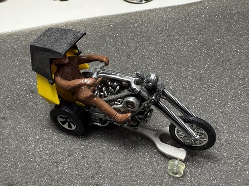 Hot Wheels Rrrumblers Revolution Yellow/ Black W/ Brown Rider & Guide 1971
