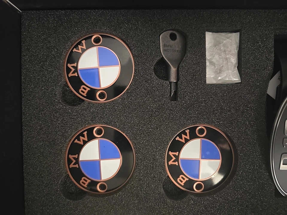 BMW MOTORRAD R18 PRIMERA EDICIÓN HACER LA VIDA UN PASEO LIBRO CINTURÓN INSIGNIA SET DE REGALO RARO Foto 4 de 4