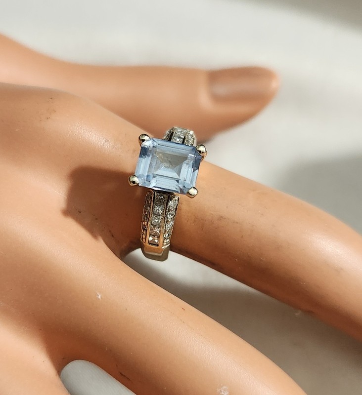 18KT WG BLUE SPINEL &  26 DIAMOND RING S-7, WT. 5.4 GRAMS
