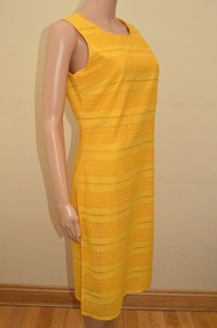 per una yellow dress