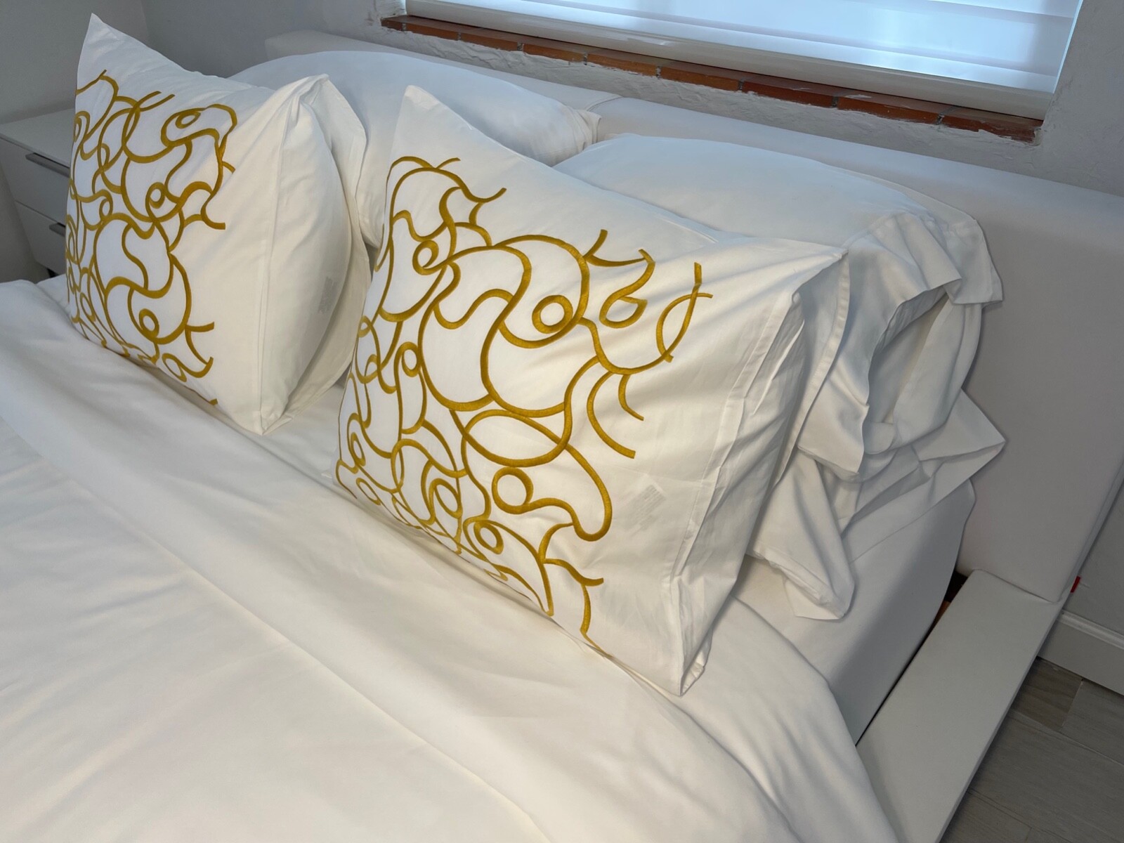 &nbsp;Luxury Pillow Covers, Designer embroidered pillow shams, 5 Star Hotel Pillows, 