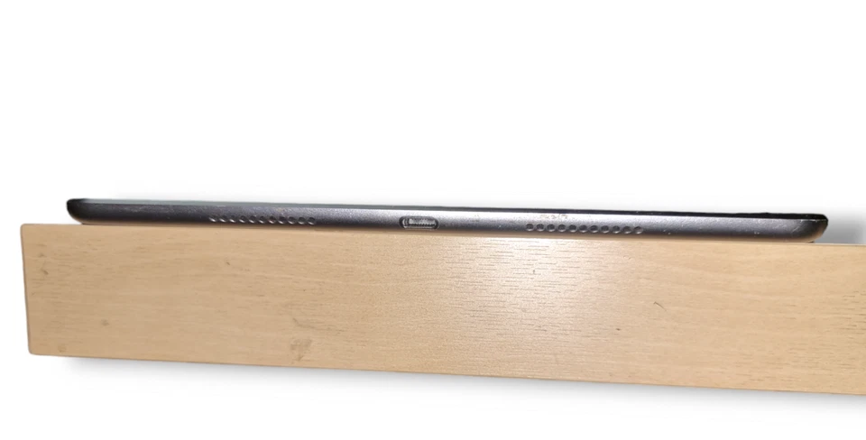 Apple iPad Pro 1st Gen. 64GB, Wi-Fi + 4G (Unlocked), 10.5 in - Space Grey - Image 3 of 4