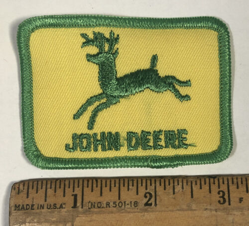 Hãy xem biểu tượng John Deere cổ điển trên miếng vá kích thước 3 x 2 inch với đường viền màu xanh của chiếc máy cày. Bạn sẽ bị cuốn hút bởi vẻ đẹp và phong cách riêng của nó.