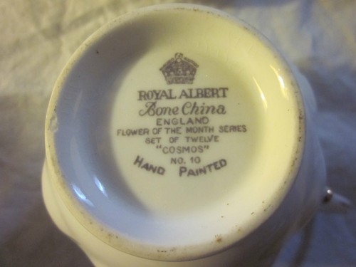 1950s-1960s ROYAL ALBERT BONE CHINA COSMOS Hampton Handpainted Cup & Saucer - Picture 2 of 2