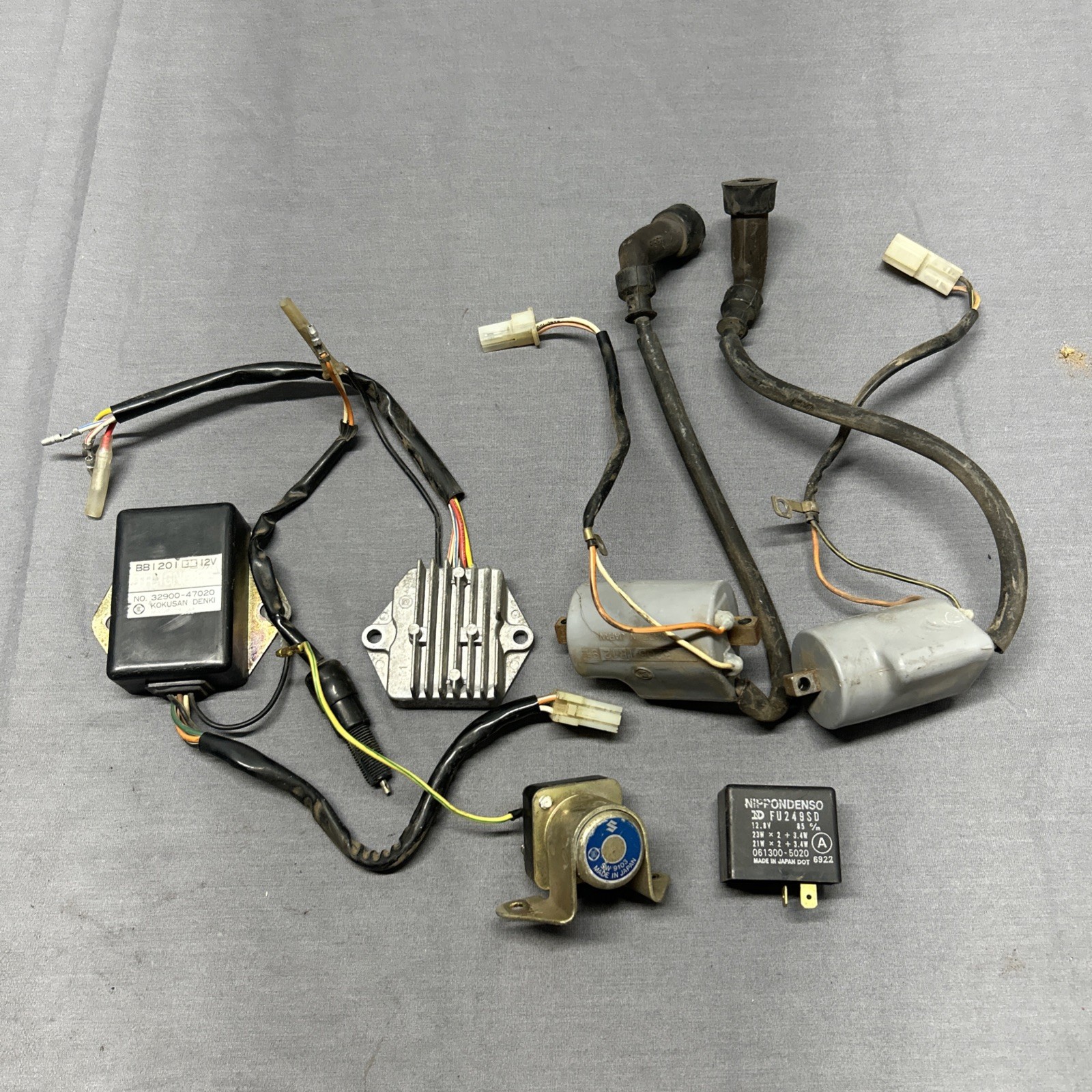 1980 SUZUKI GS450 MOTORCYCLE MISC IGNITION AND ELECTRICAL PARTS (UNTESTED)