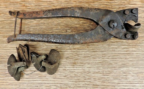 ANCIEN OUTIL , pince fer forgé acier fondu , tenaille cisaille
