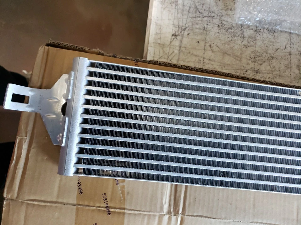 GM OEM 84023042 2016-20 Buick Envision Trans Fluido Enfriador Auxiliar Foto 3 de 4