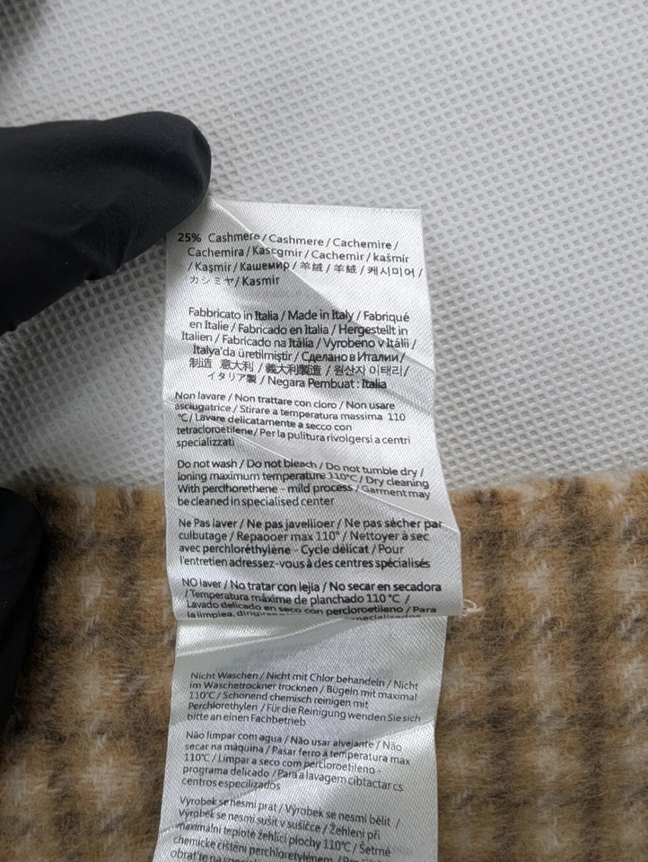 Authentic Fendi winter scarf brown 75% wool 25% cashmere Made in Italy. - Image 4 of 4