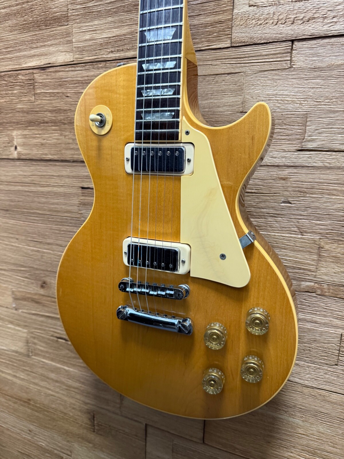 Gibson Les Paul Deluxe Guitar 1977 Natural 9lbs 10oz w/Gen 2 Chainsaw case-Clean