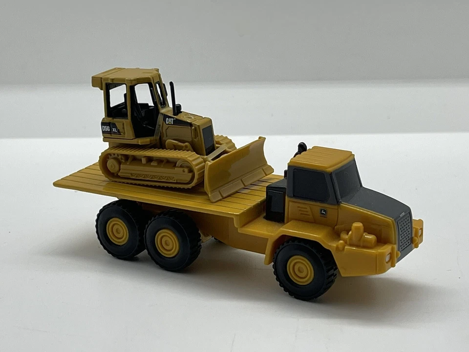 Lote de 2 camiones de plataforma plana Norscot CAT D5G XL y Ertl John Deere Foto 2 de 4