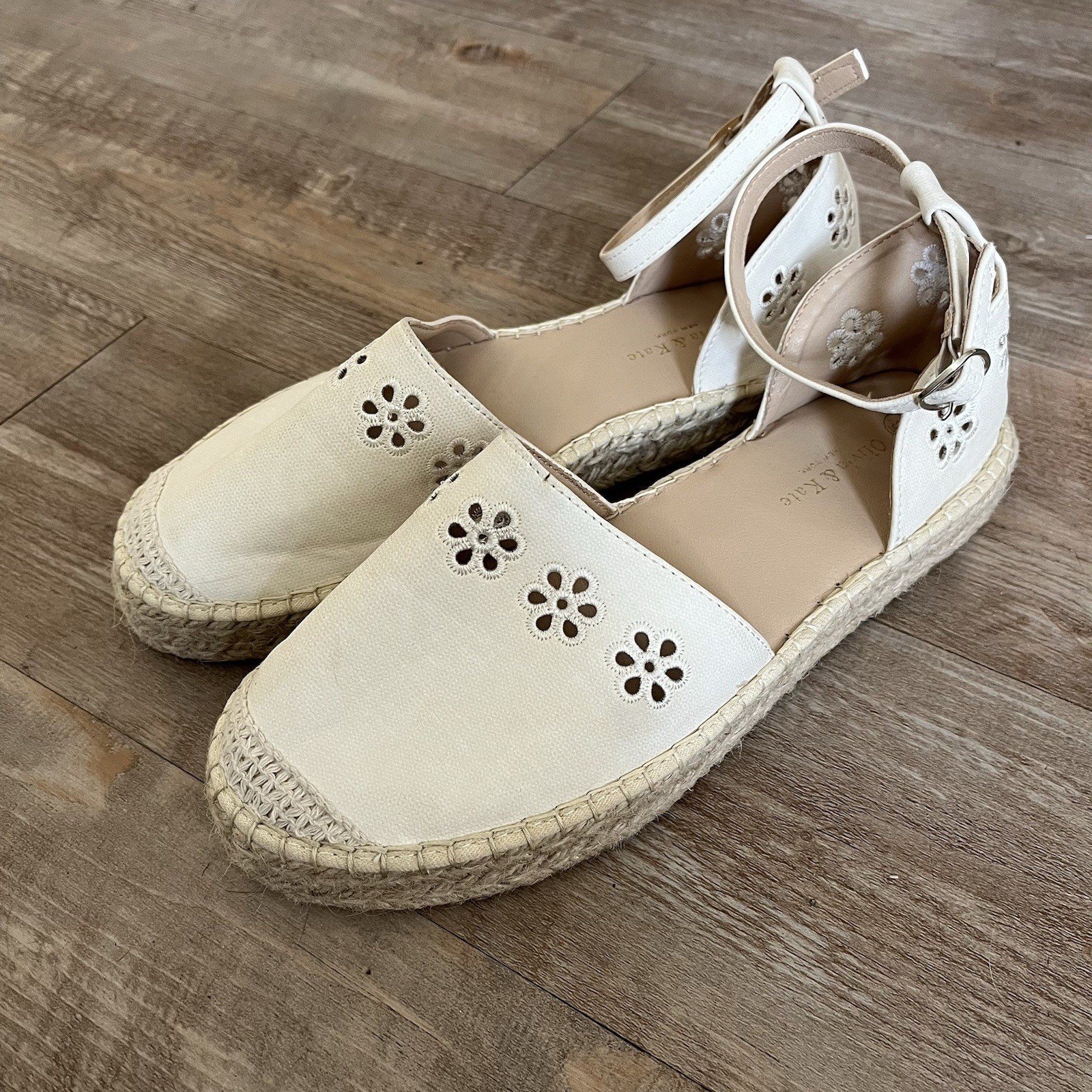 Sandalia alpargata Olivia & Kate para mujer talla 9 blanco roto correa al tobillo detalles florales
