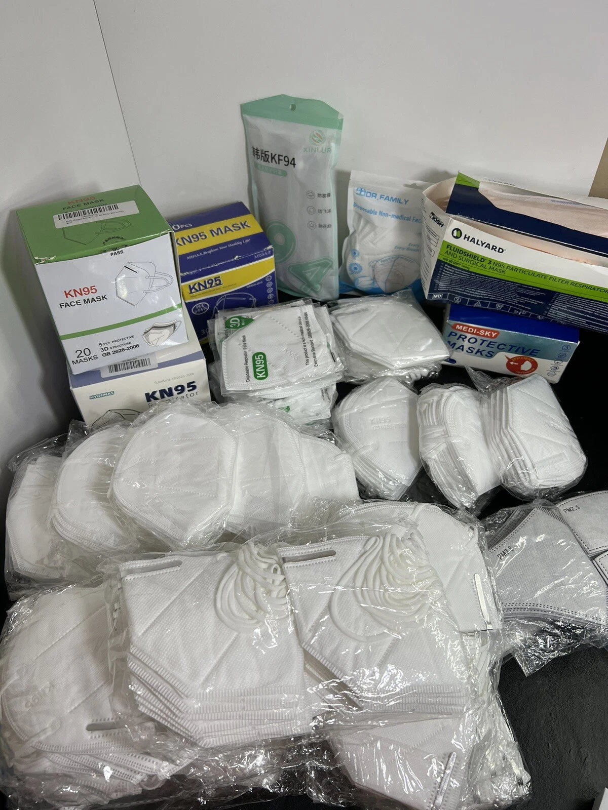 425 Pack KN95 Protective Face Mask Disposable Respirator + Disposable Gaskets