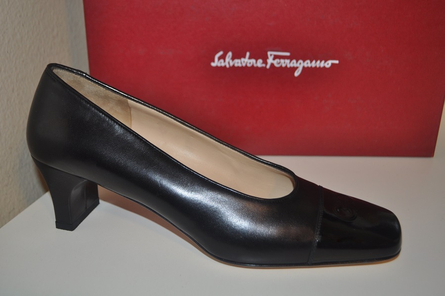 Zapato de tacón Bomba De Boutique Salvatore Ferragamo Puntera logotipo Puntera Ferragamo Negro Cuero Talla 8 de ancho 859893 Zapato de tacón Bomba De Boutique Salvatore Ferragamo Puntera logotipo Puntera Ferragamo Negro Cuero Talla 8 de ancho 859893
