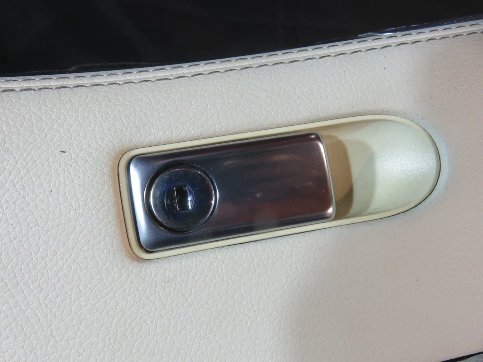 MERCEDES SL500 Glove Box Compartment Storage Porcelain 2014 A2316800291 OEM — 第 2/4 张图片