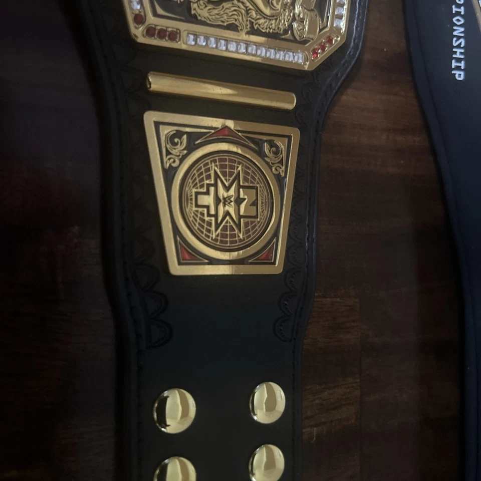 WWE 英国冠军迷你腰带/标题 - 英国 NXT 版本带包 — 第 4/4 张图片
