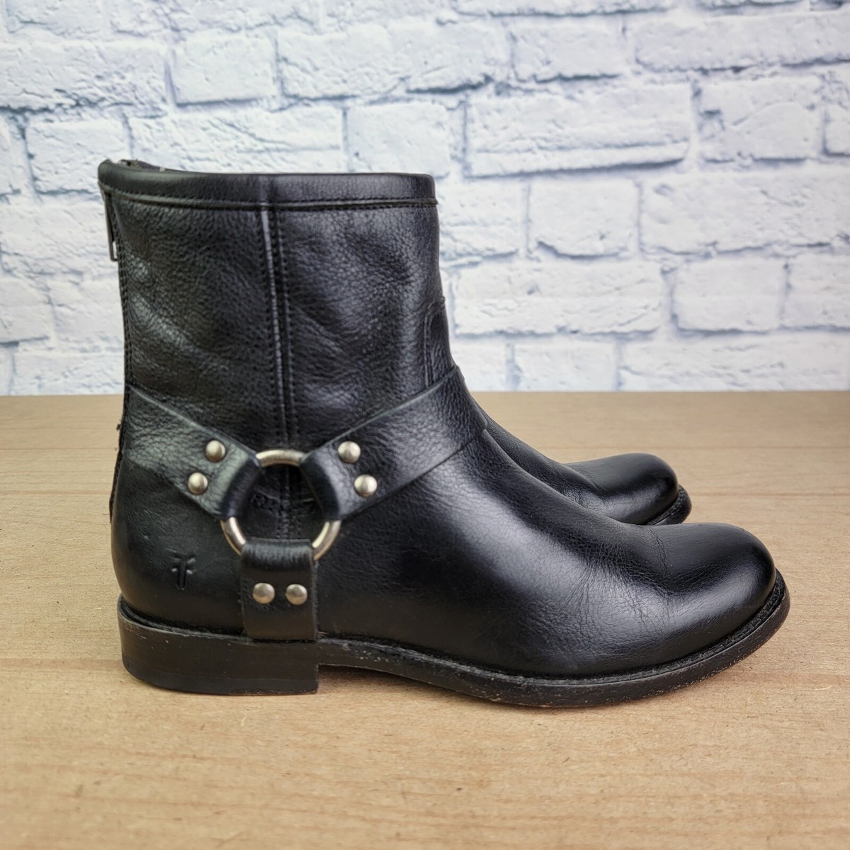 Women's Frye Size 6 B Black Leather Rear Zip-Up Harness