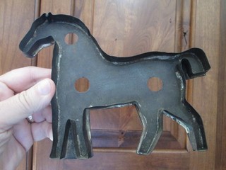 Antica grande LATTA 1800 arte popolare CAVALLO TAGLIABISCOTTI vecchia patina