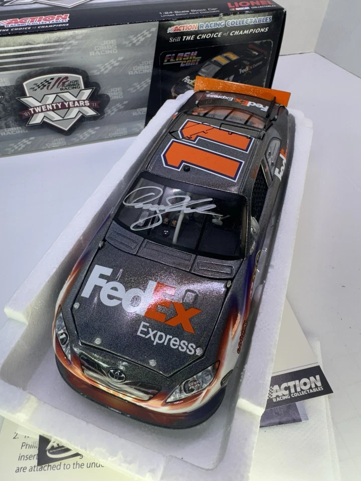 Denny Hamlin Flash Coat 2011 autografiado #11 FedEx Express 1:24 veinte años Foto 2 de 4