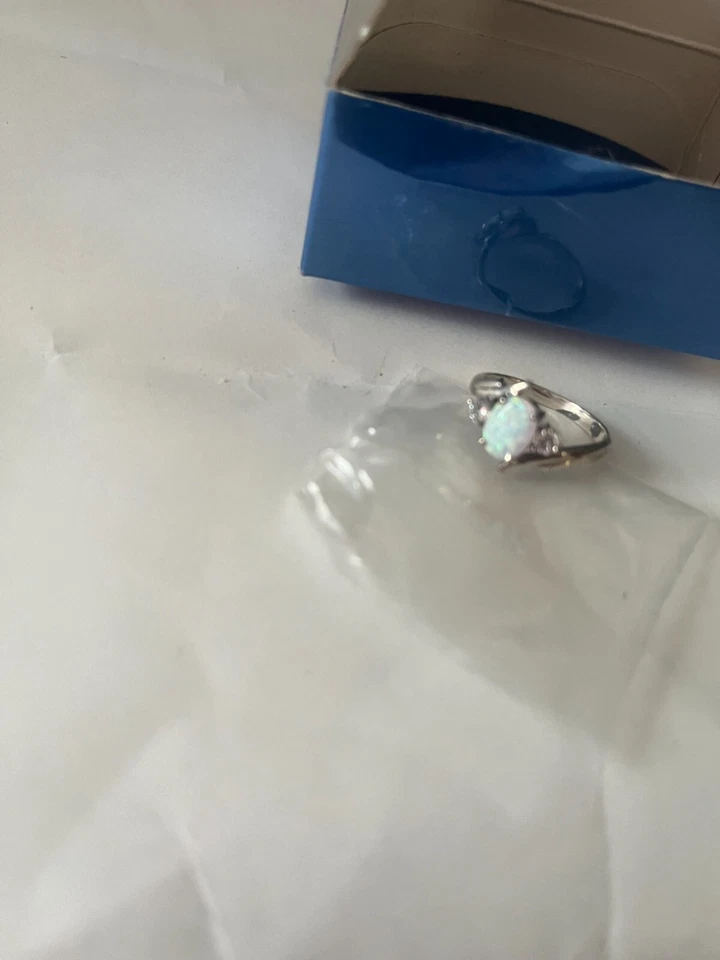 LOTE DE 4) ANILLOS DE PLATA ESTERLINA OPALESCOS #7, JUEGO DE GUARDIA #11, BANDA #6, RUBÍ #7 AVON Foto 3 de 4