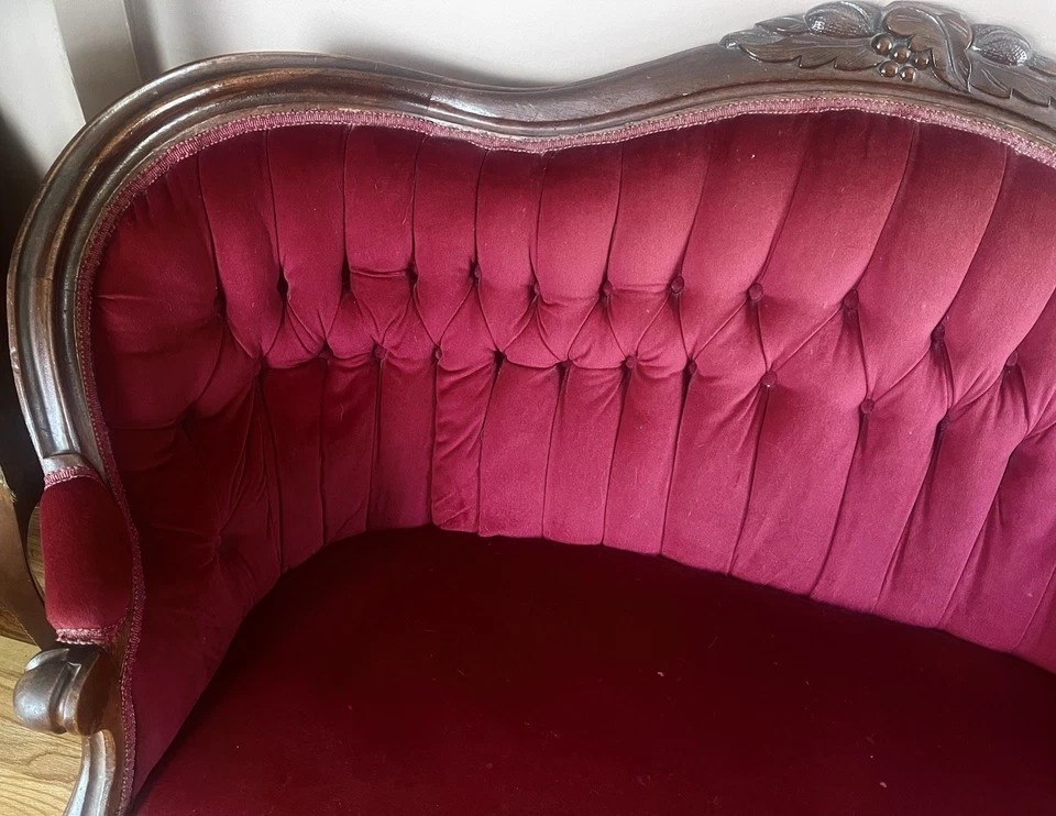 Antiguo sofá acolchado victoriano tallado en nogal - Setee, finales del siglo XIX Foto 2 de 4