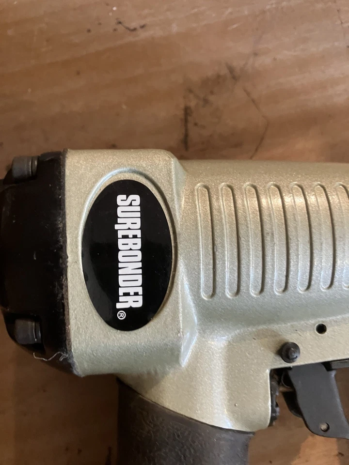 Clavadora neumática Brad Surebonder Foto 3 de 4