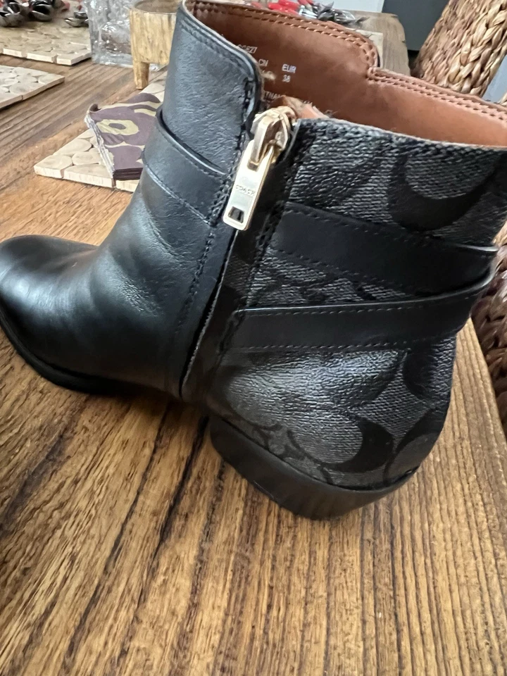 Botines COACH cuero negro con monograma talla 7 1/2 nunca usados Foto 2 de 4