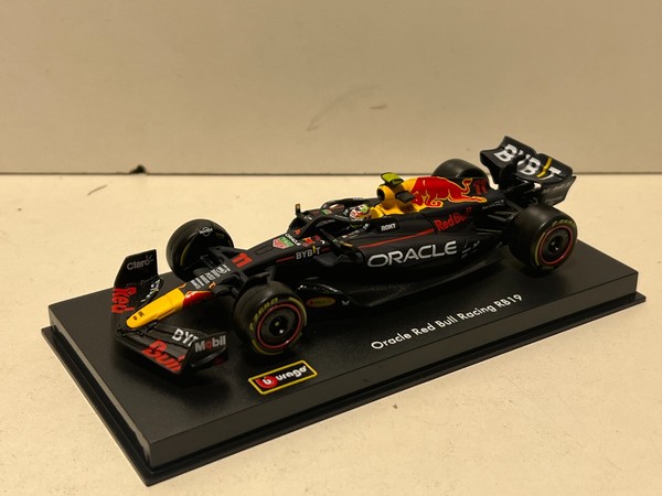 Red Bull Racing RB19, #11 Sergio Perez F1 2023 Bburago Hardcase Mit Fahrer 1:43-image
