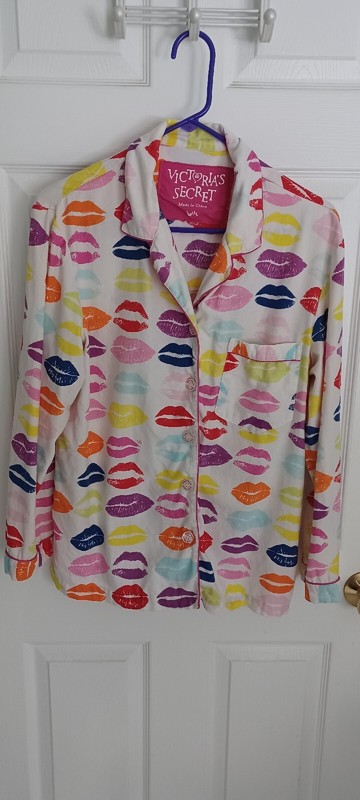 Victoria’s Secret Sleep Small Night Shirt Button Up multicolor lips kisses print