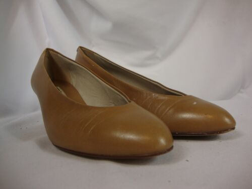 Bandolino Women's 2" Heels Beige Italian Size 7.5M Pointed Toe Footwear  - Picture 1 of 7