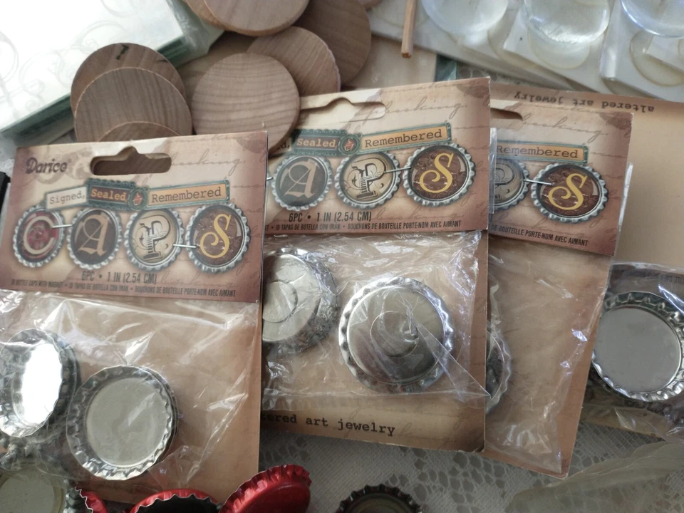 Lote de suministros artesanales imanes tapas de botellas puntos epoxi plumas espejos grabados + B22 Foto 3 de 4