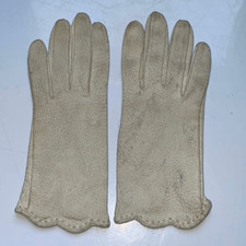 Vtg 50s/60s light gray pebbled Leather gloves with scalloped hems at wrist