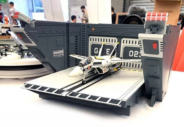 Diorama Ascensore Portaerei Con Movimento, Luce E Suono, 1:72 Calibro Wings - Immagine 4 di 4