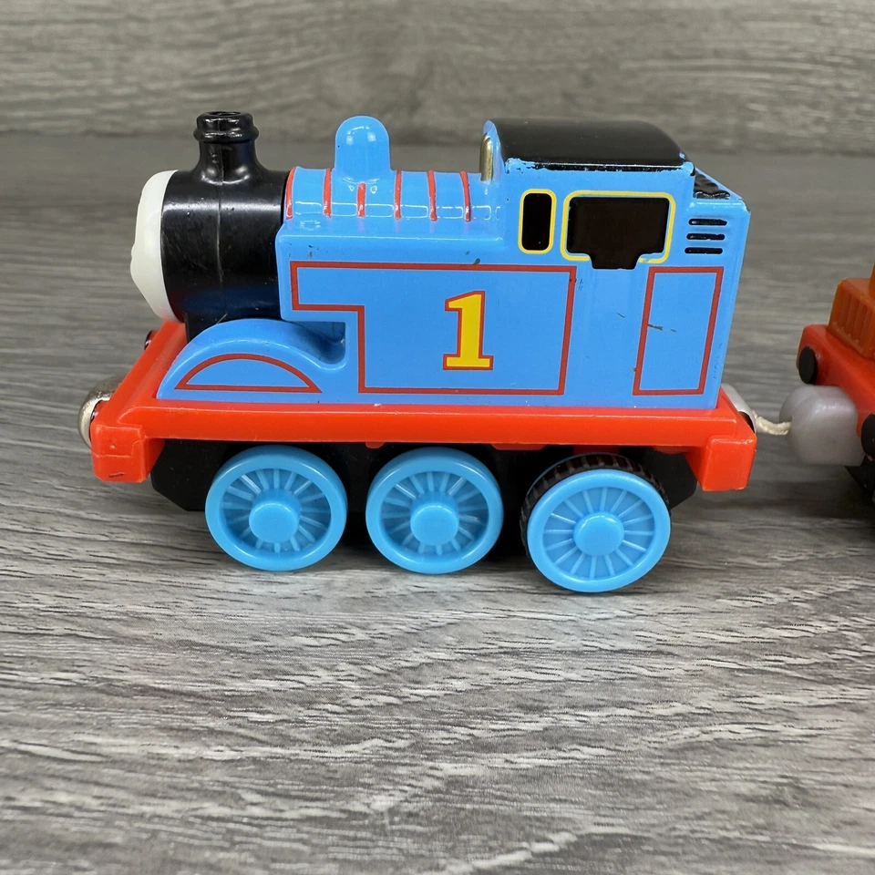 Mattel Thomas & Friends Take-n-Play 2011 diecast Thomas #1 zoom Pull N Foto 2 de 4