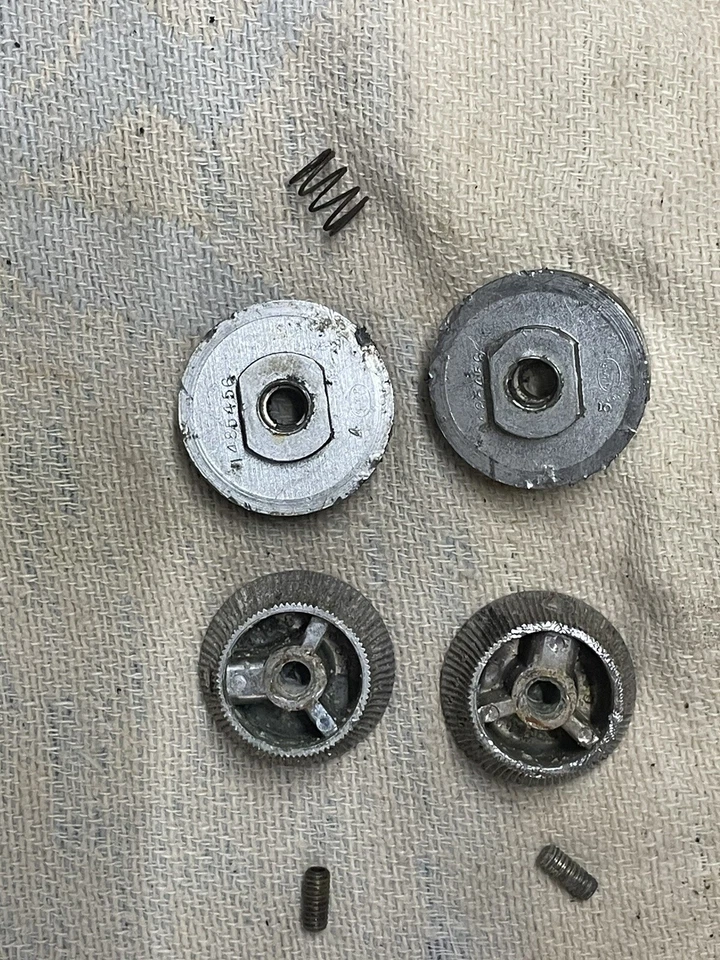 Cadillac Deville 1966 Radio Know Set con tornillos de fijación. Usado. Foto 3 de 4