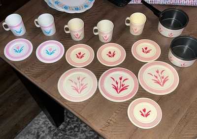 Vintage Plastic Chilton Kitchen Cookware, Dishes and Cups 16 Pieces See Pics