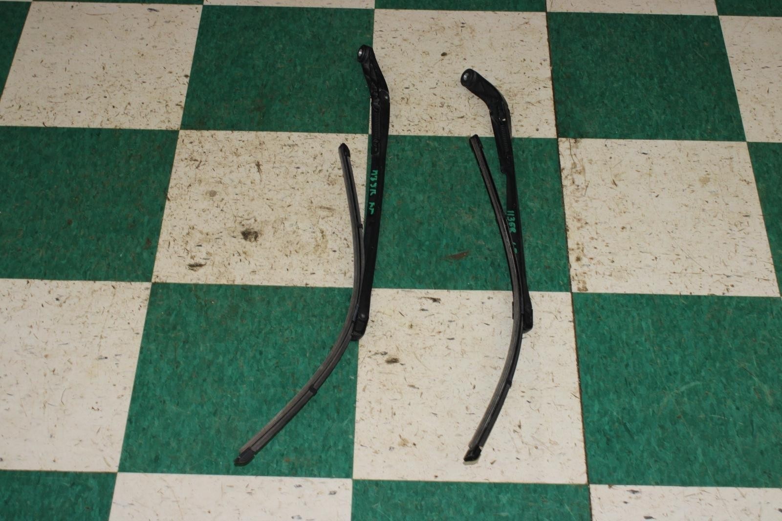13-18 Flying Spur Black Front Windshield Pair LH RH 2x Wiper Arms OEM Factory OE