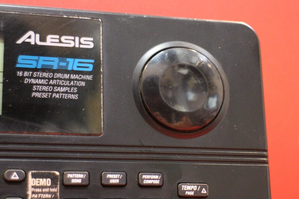USED Alesis SR 16 16Bit Stereo Drum Machine Rhythm Machine U2319 240702 - Изображение 4 из 4