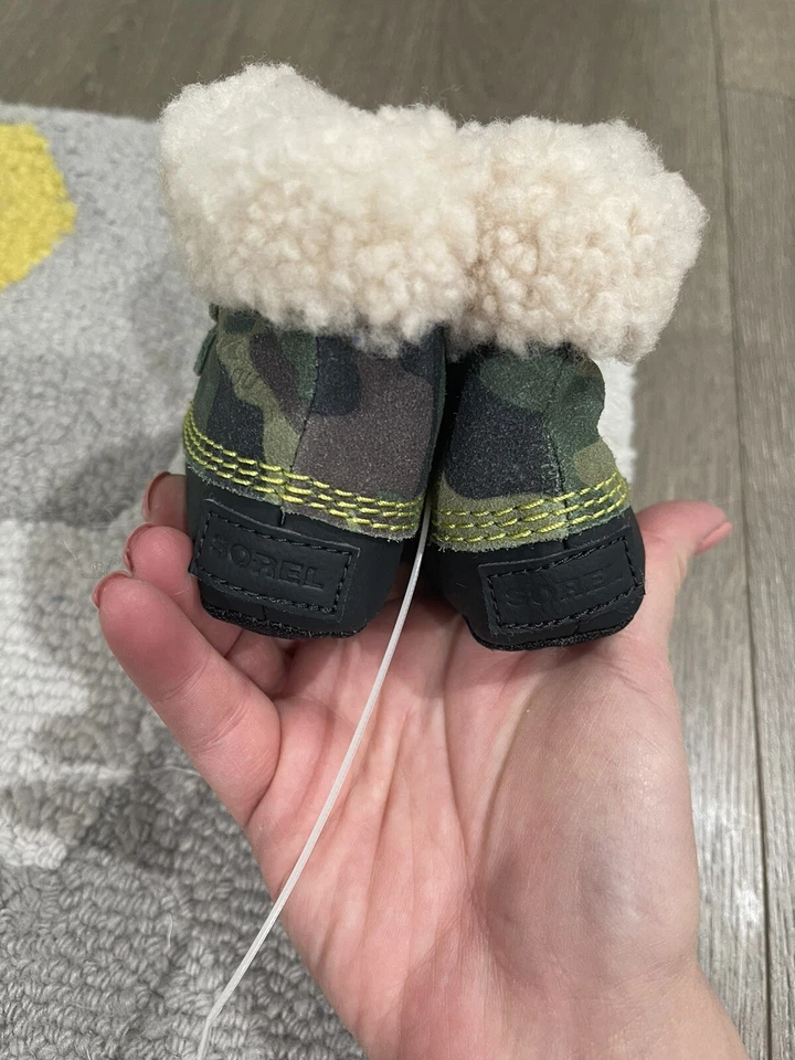 Bota Sorel Infantil Caribootie Sin Concha Talla 1 M EE. UU. Infantil Color Musgo Oscuro Foto 2 de 4