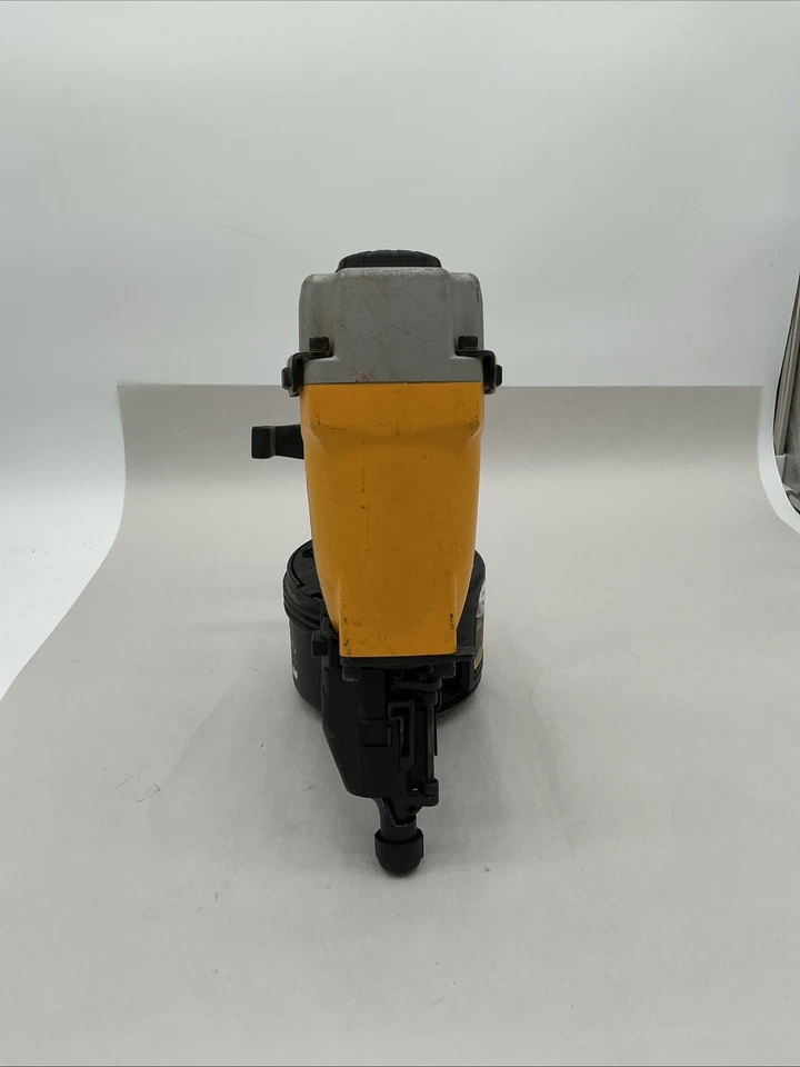 Clavadora neumática de revestimiento y cercas de bobina de 15 grados DEWALT DW66C-1 de segunda mano Foto 4 de 4