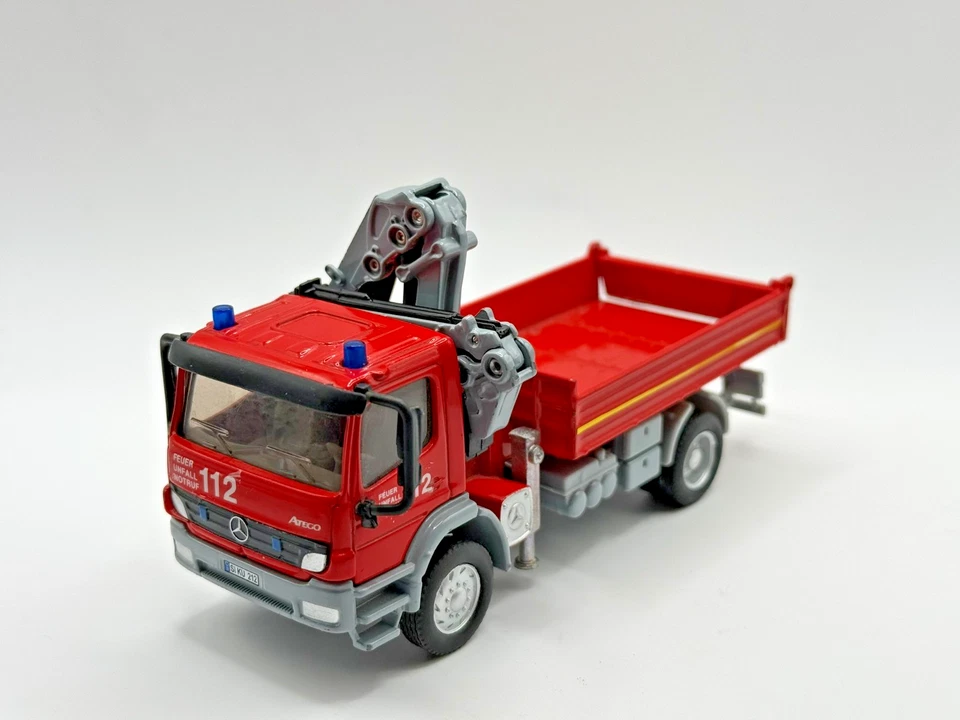 Siku Feuerwehr Mercedes Atego mit Kran 3534 "Umbau"