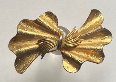 Art Deco - wunderschöne  Brosche Design Coro - Schleifenform Goldfarbend