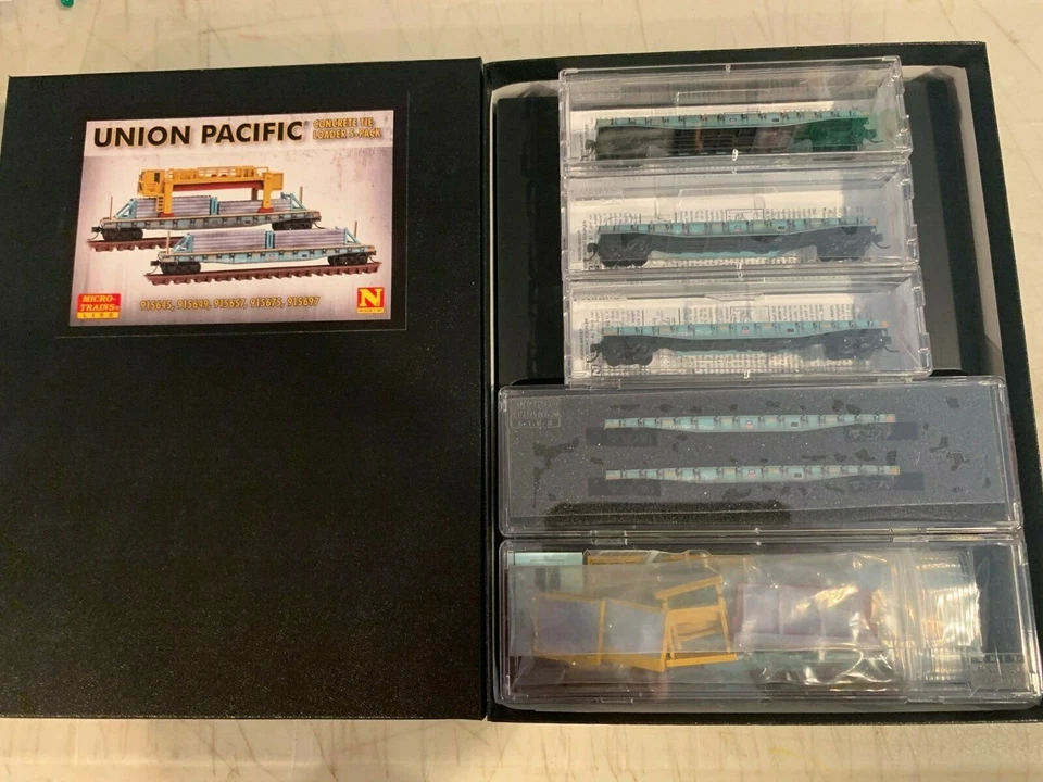 MICRO TRAINS 993 02 170 *U.P.* 5 CONCRETE TIE FLATCARS w/LOADER/TIE  KIT (5 PK)  - Image 4 of 4
