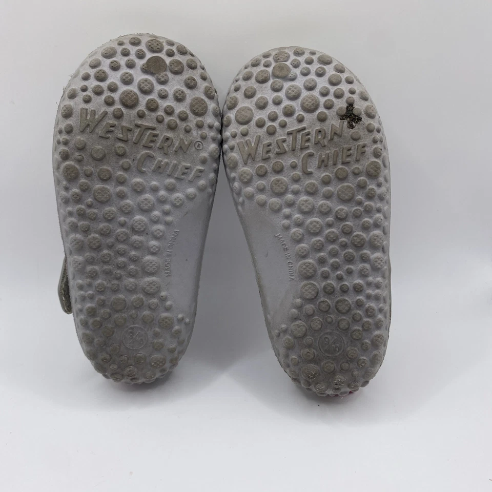 Sandalias Western Chief para niños talla 9/10 - grises con correa rosa Foto 3 de 4