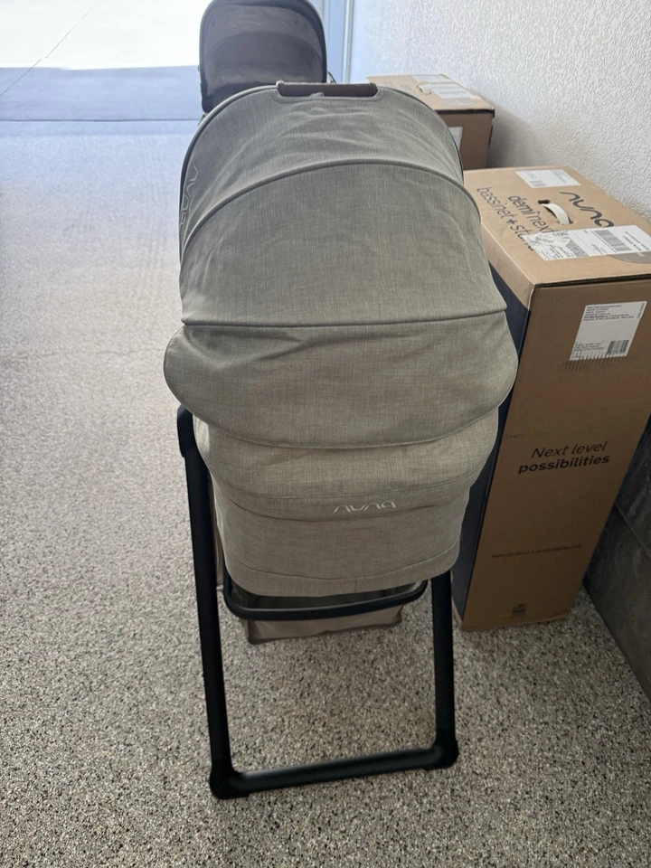 Cuna y soporte de madera de avellana NUNA Demi Next/Grow nuevo en caja Foto 2 de 4