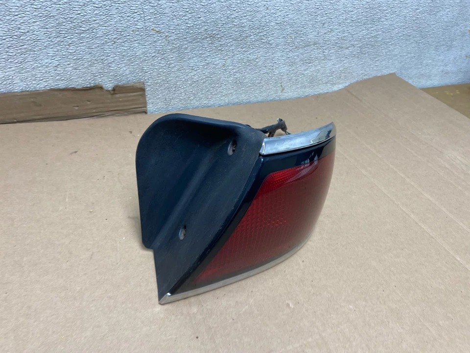 Luz trasera lateral derecha pasajero Buick Lesabre 1997-1999 OEM U6984 DW Foto 3 de 4