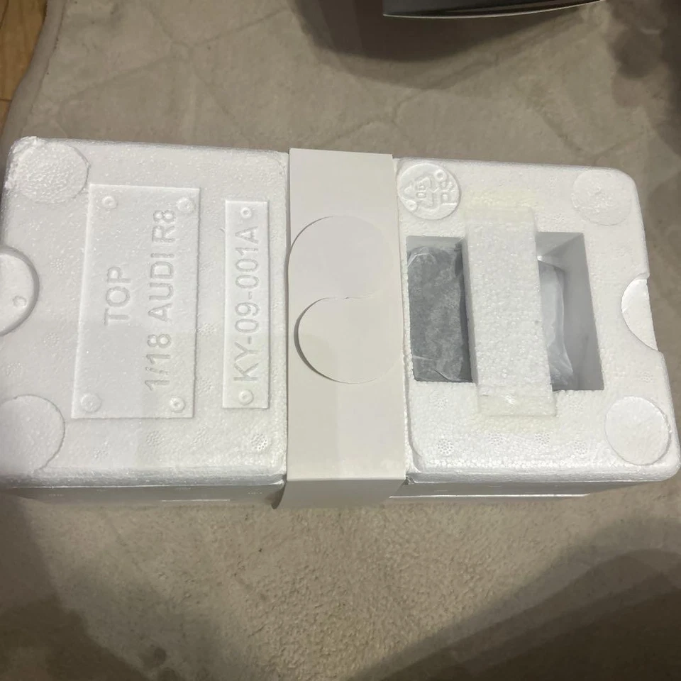 Kyosho 1/18 Audi R8 Spyder Diecast Model Car Replica Collectible Display Gift - Image 4 of 4